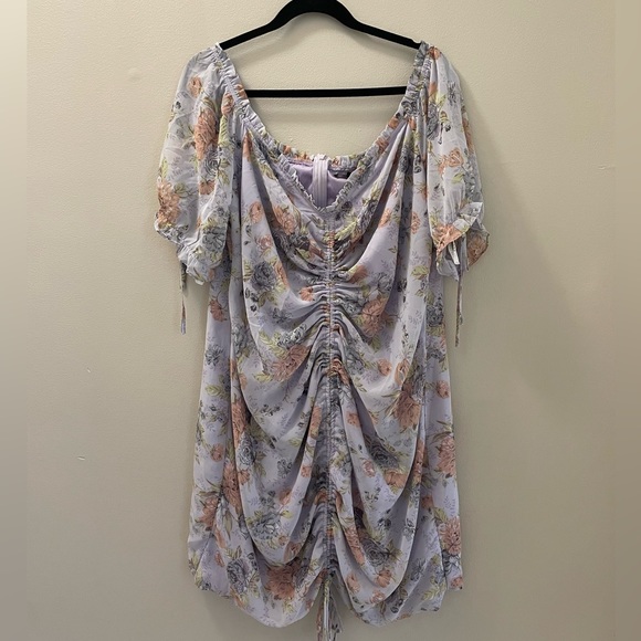 PRETTY DARLING Ruched Floral Dress - Picture 2 of 5